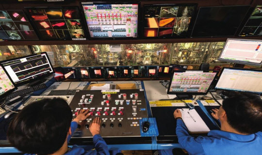 포스코는 세계경제포럼(WEF)이 지난 1일부터 중국 다롄에서 열린 '2019 세계경제포럼'에서 포스코를 '등대공장(Lighthouse factory)'에 새로 선정했다고 3일 밝혔다. 사진은 포스코 포항제철소 2열연공장 운전실에서 직원들이 공장 가동 상황을 점검하고 있는 모습. <포스코 제공>